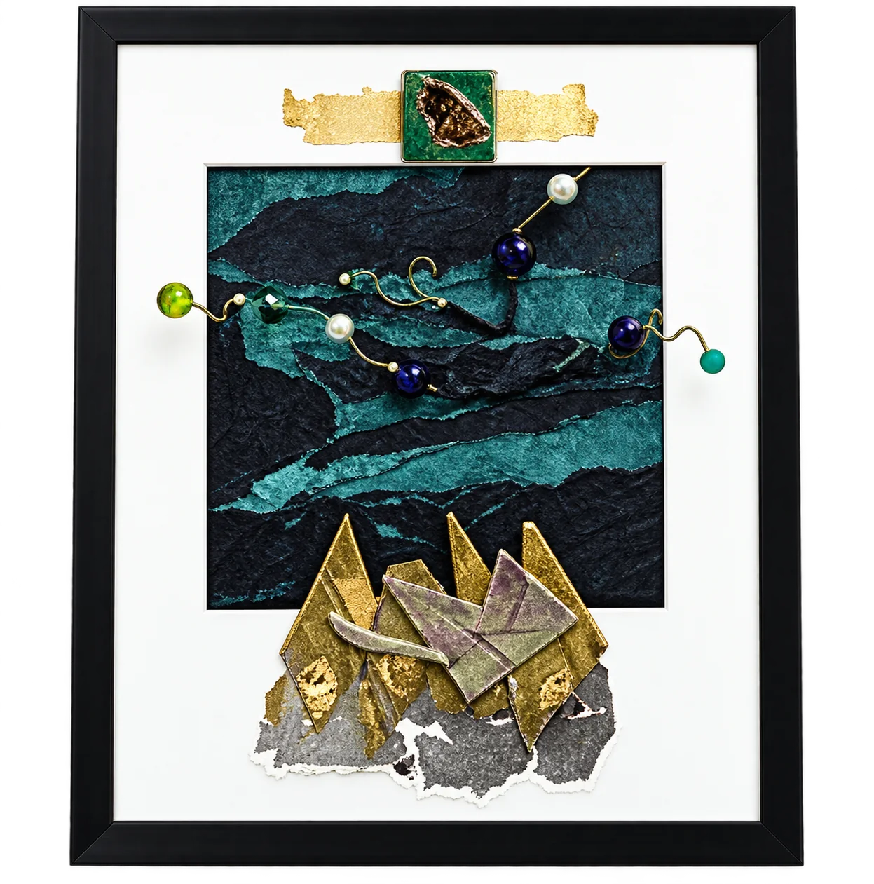 Un collage encadré associe un papier vert sombre, des perles colorées et des éléments métalliques dorés sur fond blanc.