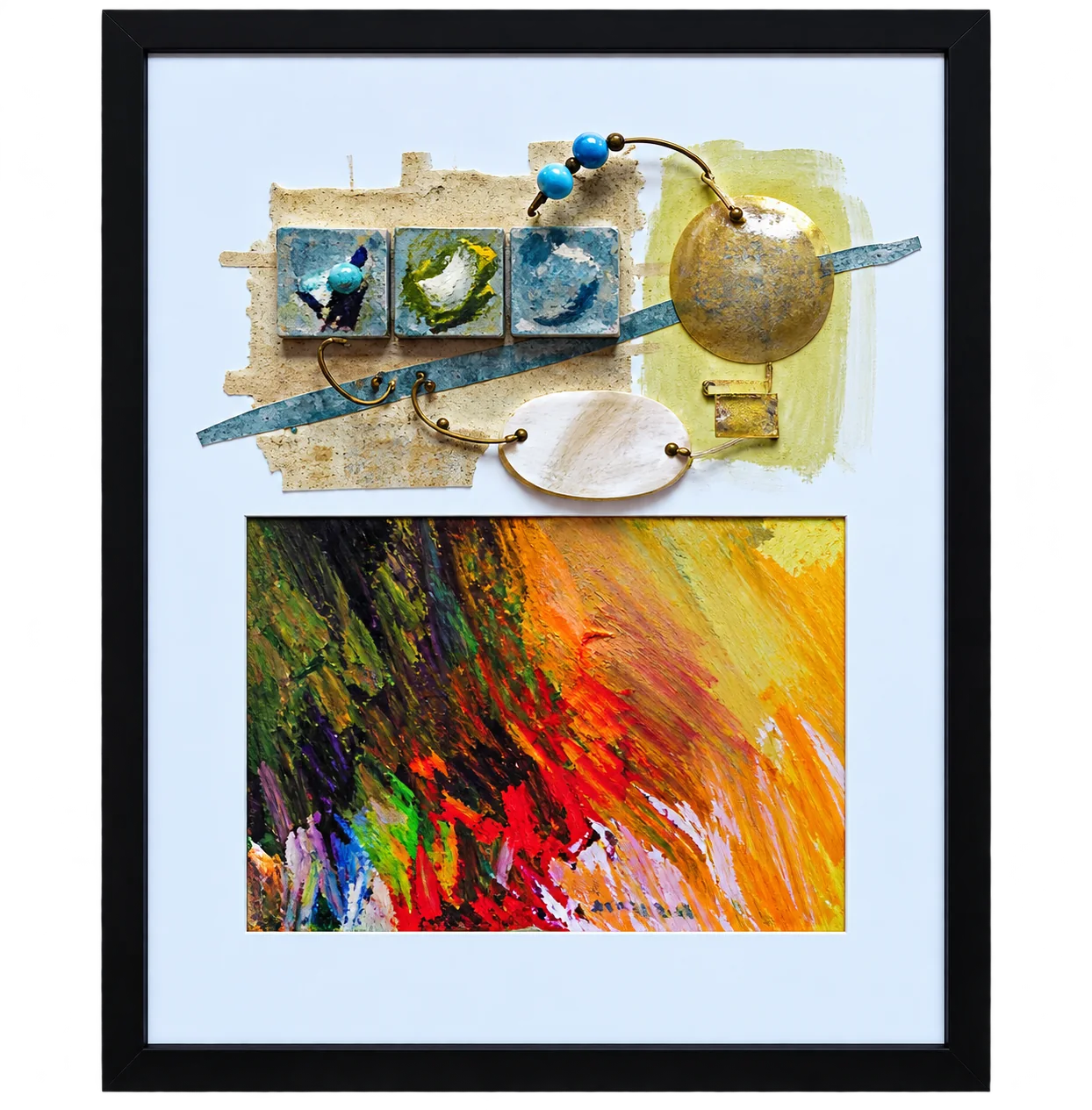 Un cadre noir contient une composition abstraite avec un collage d'objets en haut et une peinture aux tons orange, jaune, rouge et vert en bas.